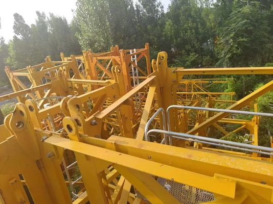 QTZ200 7015 प्रयुक्त टावर लिफ्ट 10 टन अधिकतम भार 65 मीटर जिब और L68 मस्तूल